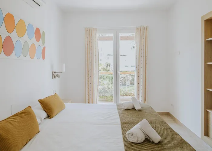 - Gabriela Villa Santo Tomás