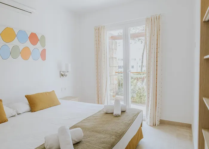 - Gabriela Villa Santo Tomás