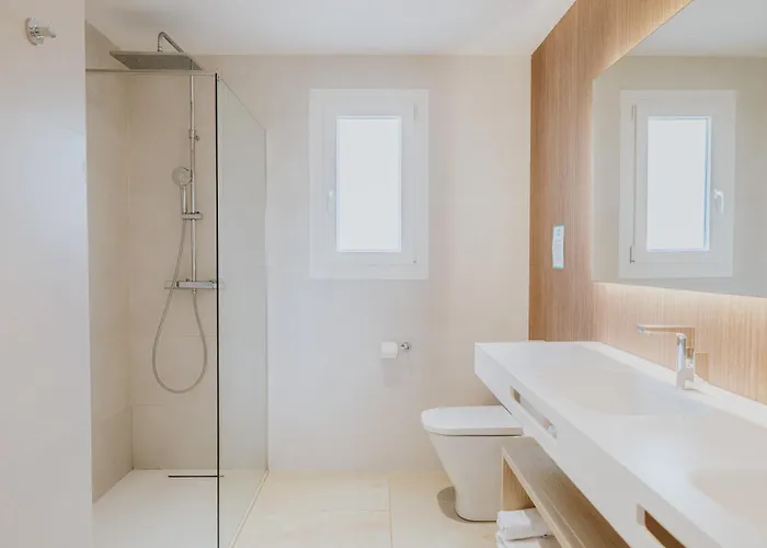 - Gabriela Villa Santo Tomás