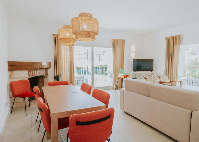 - Gabriela Santo Tomás